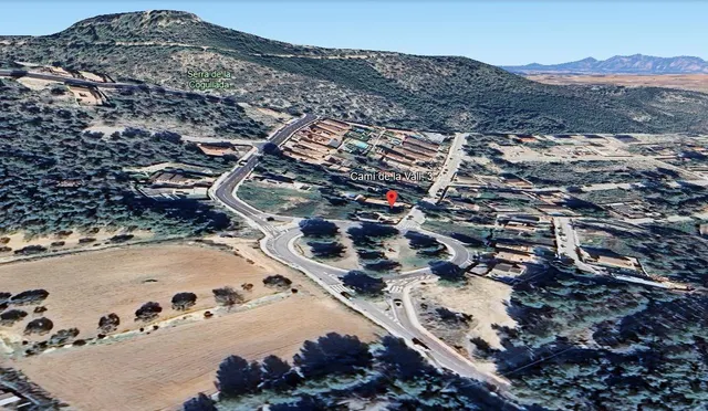 Terreno vallado en la entrada de la urbanización La Cogullada de Canyelles — 12