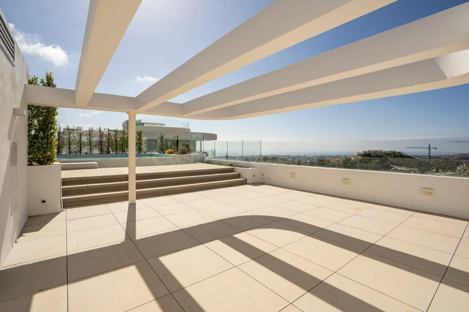 Espectacular Ático de Lujo con solarium, piscina privada y vistas al mar. 4 dormitorios y 4 baños. Benahavis