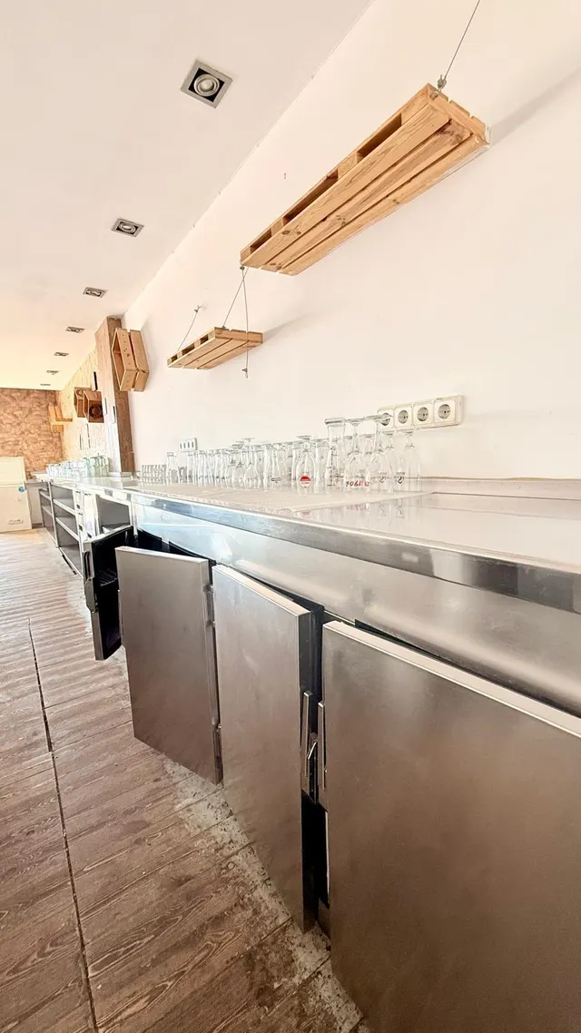 ¡Oportunidad Única en Cubelles! Local Comercial Reformado con Terraza y Vistas al Mar — 8