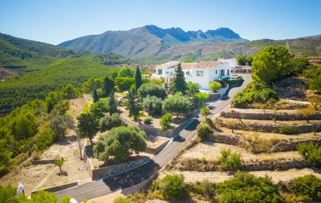 Villa Bernia. Un paraíso en la montaña con vistas al mar en  - foto 4