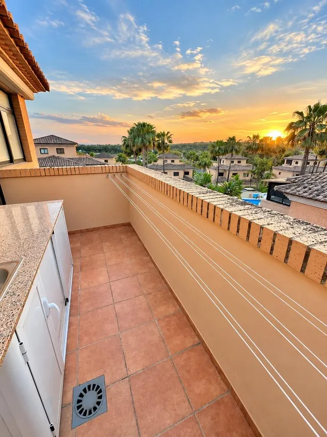 Chalet pareado de 5 habitaciones con jardín, piscina y terrazas en Paterna — 18