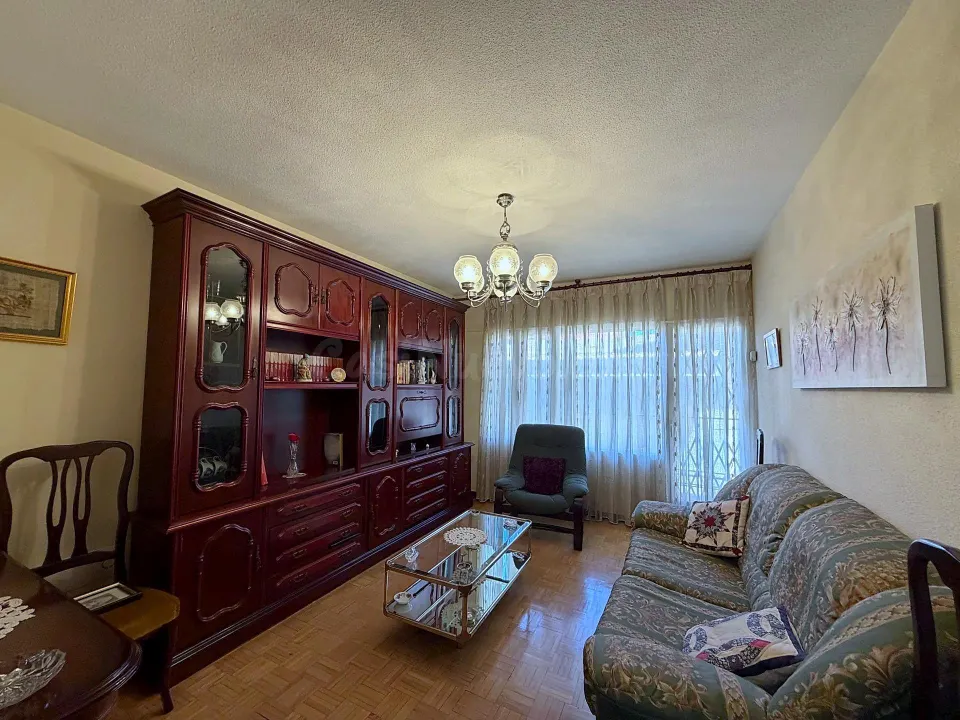 ¡A 1 minuto del Metro Carabanchel Alto! Luminosa 1ª planta con terraza y 2 dormitorios
