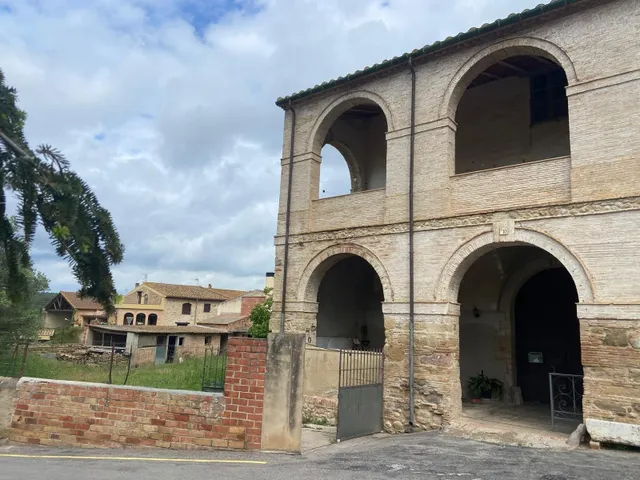Descubre el Potencial de esta Gran Casa Familiar en Pontós - foto 2