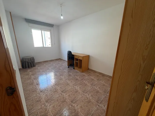 Piso amplio y muy luminoso con ascensor y comunidad incluidos – 800 €/mes (posibilidad de plaza de garaje en el mismo edificio por 50€ mas al mes) — 19