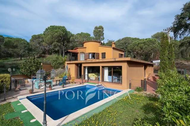 Villa con carácter de 5 dormitorios cerca de Palamós en un entorno verde. Piscina. — 28