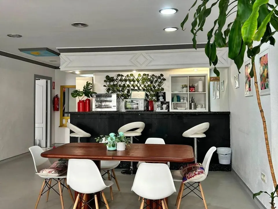 Hostal 17 habitaciones 600m² en venta - Marbella