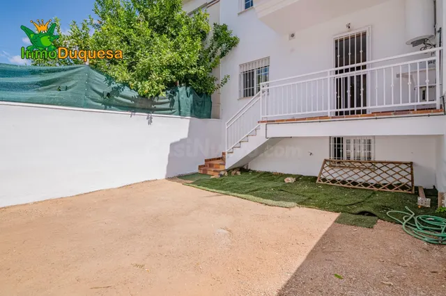 Casa adosada CASI A ESTRENAR en Belicena. Con 4 dormitorios. — 2