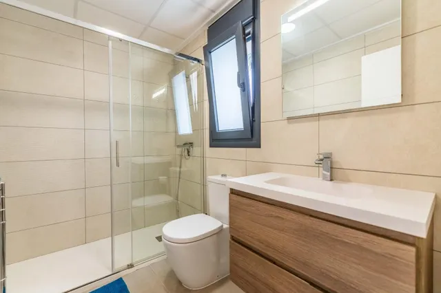 se vende una villa de 3 dormitorios y 3 baños en distancia de 250 metros hasta la playa Huguiericas en la Torre de la Horadada — 15