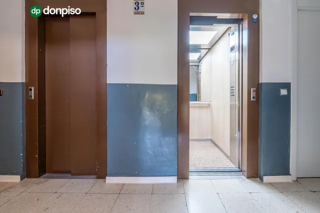 Amplio y Luminoso Piso en zona norte. — 27