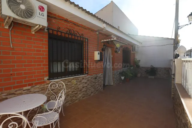 Casa en planta baja para entrar a vivir con 3 dormitorios, cocina amplia, salón, comedor, 2 patios y lavadero — 2