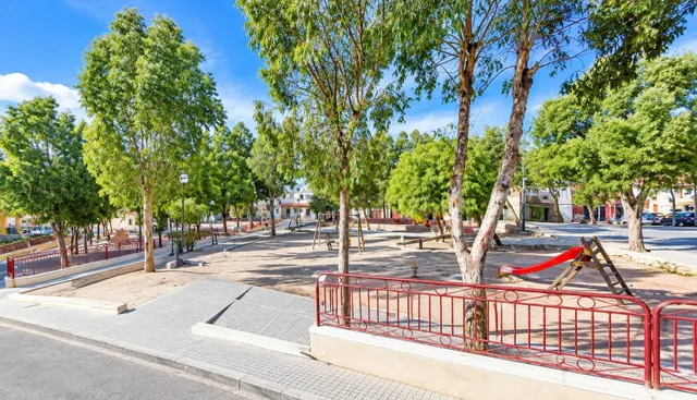Local comercial de dos plantas con terraza privada en Plaza San Isidro — 2