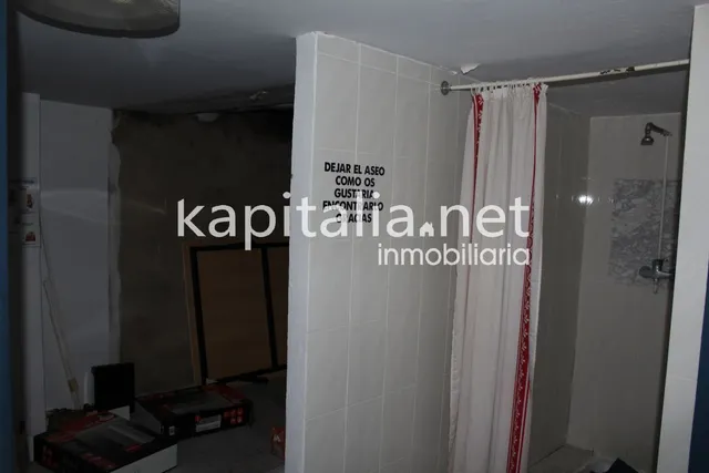 Se alquila  local comercial — 24