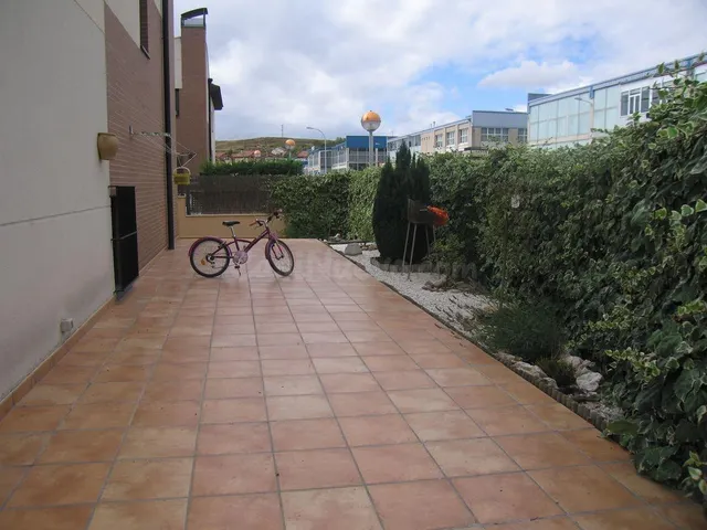 PRECIOSO CHALET ADOSADO A 500 METROS DEL CENTRO – 199.999 € — 3