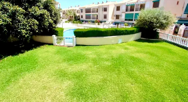 Bungalow con amplia terraza a pocos pasos de la playa y orientación Sur. — 48