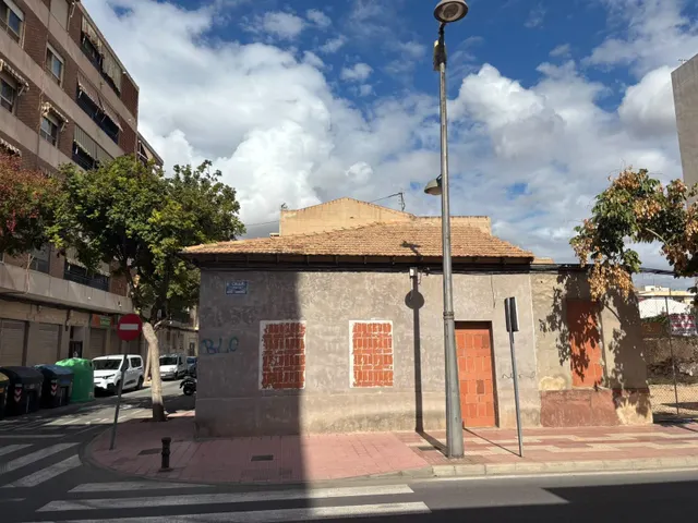 CASA INDEPENDIENTE EN ESQUINA CON GRAN POTENCIAL DE REHABILI - foto 5