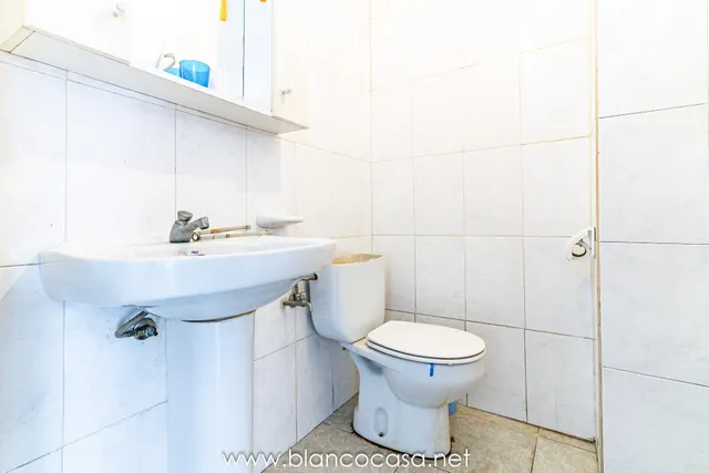 Oportunidad: Bajo y sótano céntricos en Carballo - foto 3