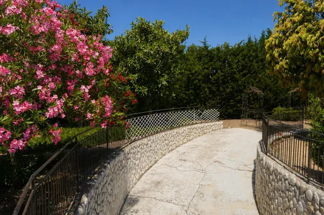 Casa unifamiliar con un jardín de ensueño — 25