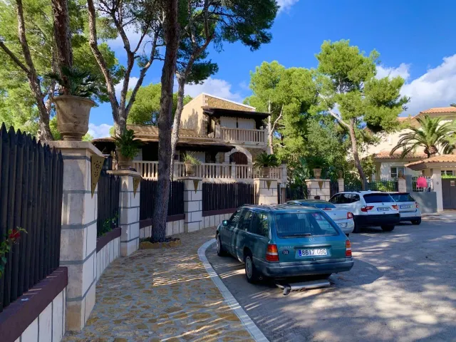 Villa de estilo mallorquín con amplio jardín de pinos en Cala Vinyes — 3