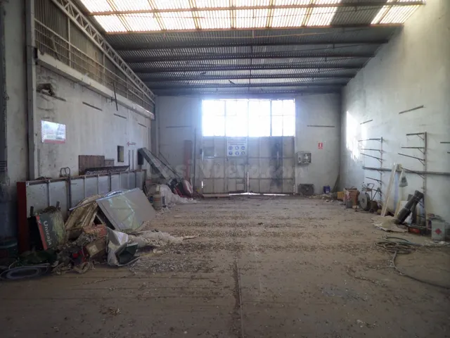 Se vende solar de 2000m2 con una nave de 508m2 en una de las - foto 3