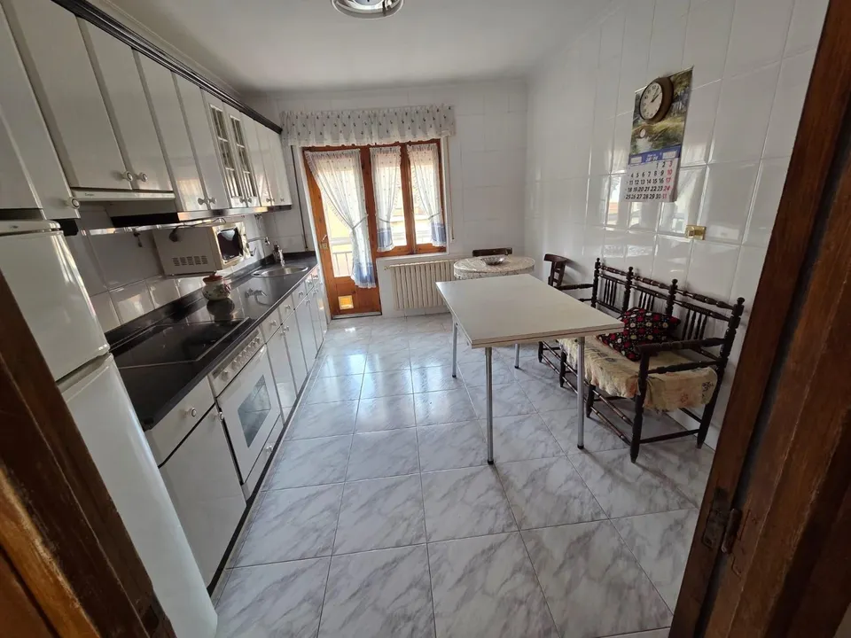 SE VENDE CASA, DOS PLANTAS, COCINA, SALÓN, 3 HAB., BAÑO. EN PLANTA BAJA LOCAL 95 M2. CALEFACCIÓN