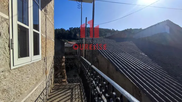 CASA DE PIEDRA CON PATIO Y TERRAZA CON BUENAS VISTAS EN LA ZONA DE CASTRELO. — 16
