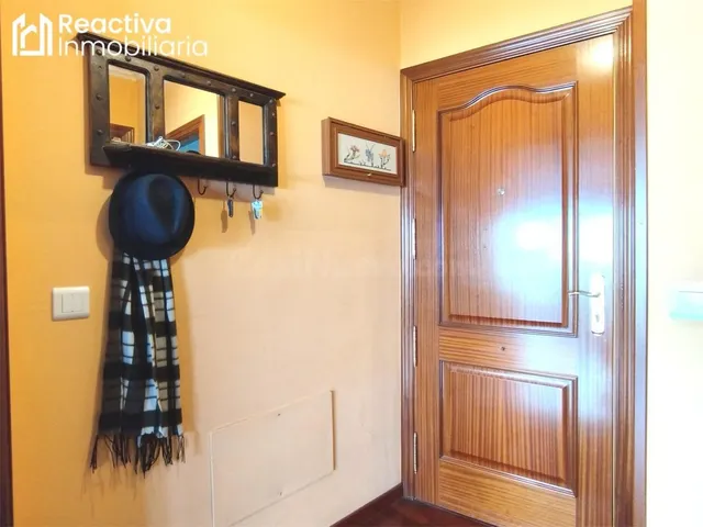 Piso de 2 habitaciones con terraza, garaje y trastero en Pon - foto 2