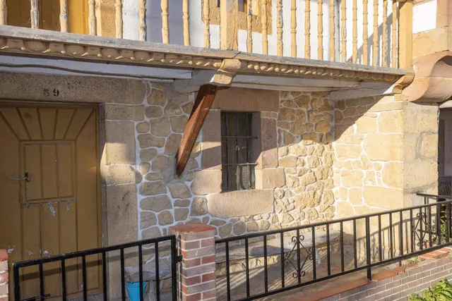 Casona montañesa y cuadra de piedra — 36