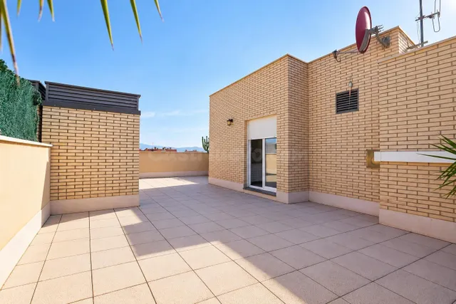 Dúplex reformado con terraza, parking y piscina comunitaria — 3