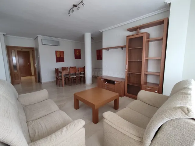 Piso seminuevo con cuatro amplios dormitorios, dos baños com