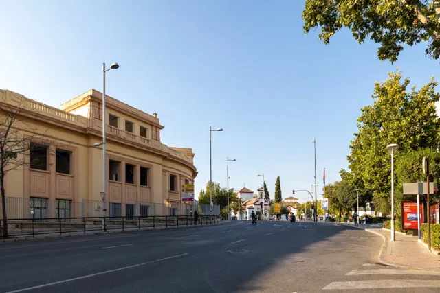 Local comercial en Avda. Madrid, frente a la antigua Facultad de Medicina. — 12