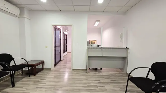 Oficina reformada y amueblada de 128 m2 en el Edificio Peceñ - foto 2