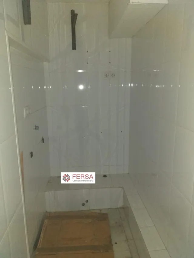 SE VENDEN TRES LOCALES COMERCIALES EN PLENO CENTRO. — 18