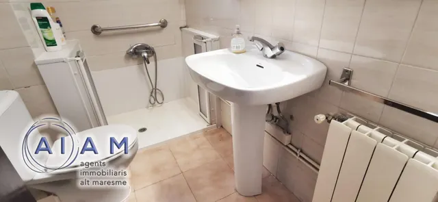 Edifidio con local y vivienda dúplex en carrer Església — 13