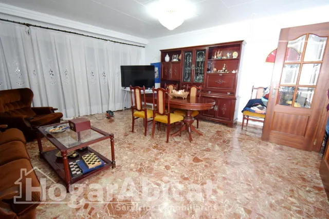 ESPACIOSA CASA CON TERRAZA Y GARAJE - foto 2