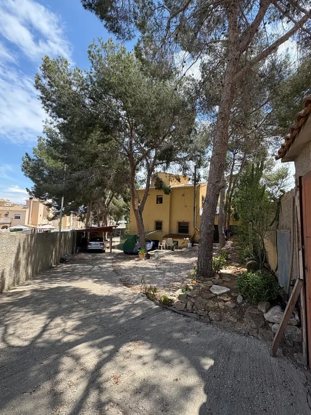 CHALET EN ORIHUELA COSTA CON GRAN PARCELA Y PISCINA PRIVADA — 3