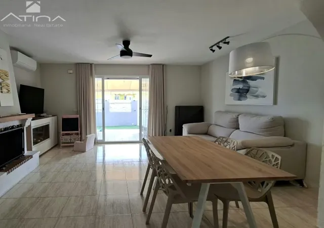 Adosado en Playa de Miramar a 600m del mar, con parcela de 213 m2, piscina comunitaria, barbacoa, chimenea y garaje para varios coches. — 12
