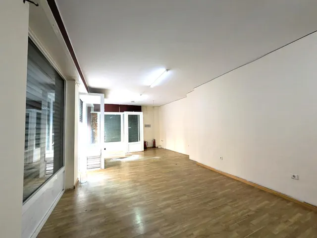 ALQUILER  local  en chaflán con Agustina de Aragon 55  y Calle Cerezo 11 — 6