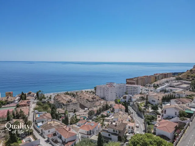 FINCA CON VISTAS AL MAR · DOBLE ACCESO · A 2 MINUTOS DE LA PLAYA · GRAN POTENCIAL RESIDENCIAL — 7