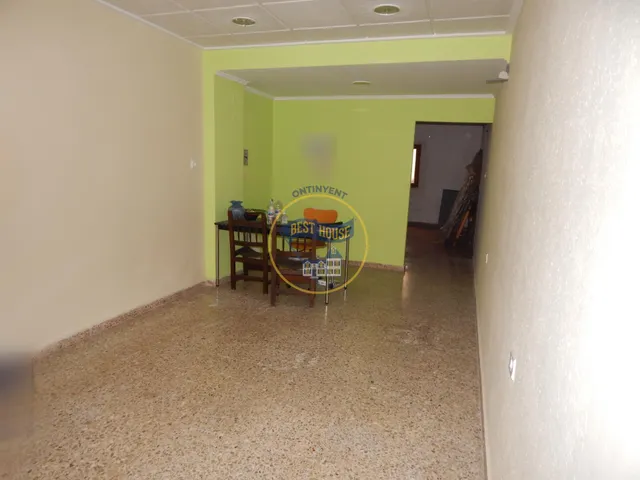 Dos locales colindantes, con patio, en Ontinyent. — 11