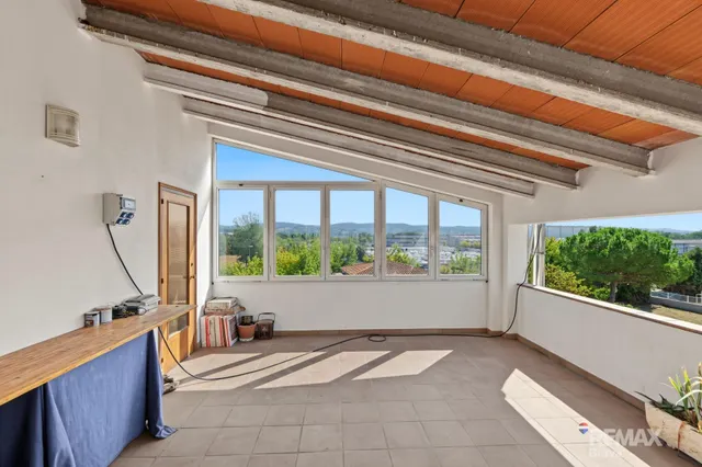 Girona, Domeny | Gran Oportunidad: Edificio de 702 m2 con Taller, Vivienda y Patio — 2