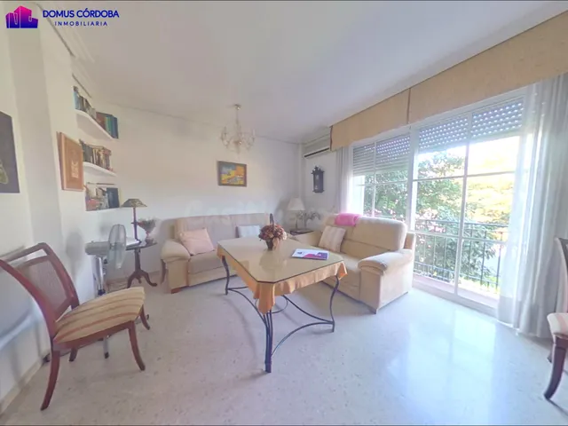Exclusiva casa bifamiliar junto al Vial: amplitud, diseño y 