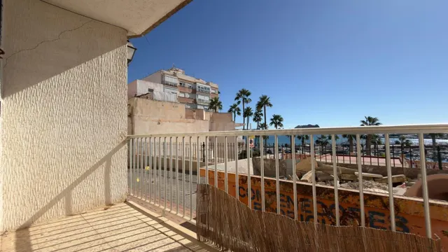 VENTA DE PISO PARA REFORMAR EN LA EXPLANADA DEL MUELLE, ÁGUI - foto 2