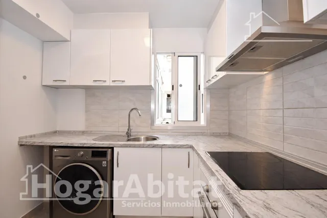 Exclusiva ubicación junto a la playa en este piso reformado con amplio balcón y ascensor en la Malvarrosa — 10