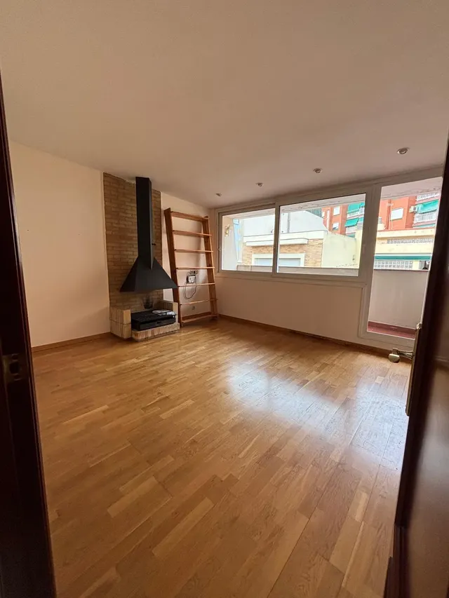Espectacular Casa Unifamiliar con 2 Terrazas y Patio en el corazón de Hospitalet Centro — 18