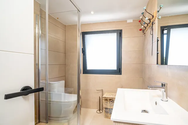 Chalet reformado con piscina, dos apartamentos independientes y garaje en Las Maravillas — 28
