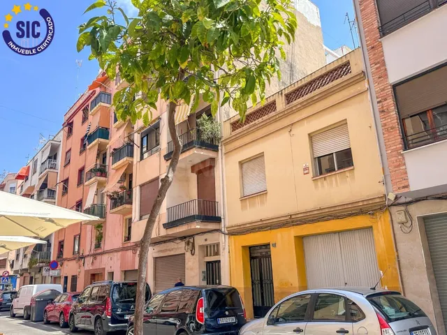 Casa en zona Avda. Capuchinos de planta baja y dos alturas e