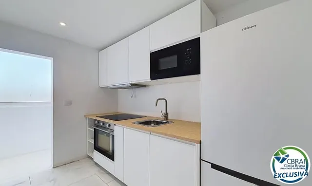 Apartamento 2 dormitorios renovado con terraza en Santa Margarida, Rosas — 14