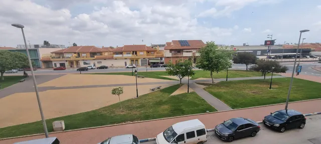 Amplísima casa con vistas despejadas a un parque desde su terraza — 18