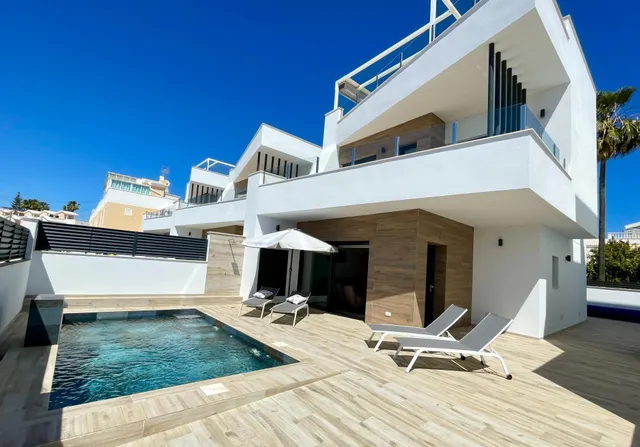 SE VENDE VILLA INDEPENDIENTE EN GUARDAMAR DEL SEGURA, 3 habitaciones Y 3 ASEOS — 50