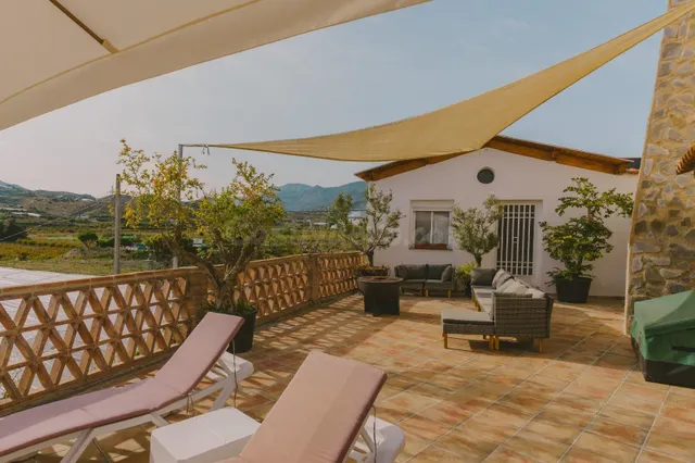 ENCANTADOR CORTIJO CON PISCINA, VISTAS ESPECTACULARES Y FRUT